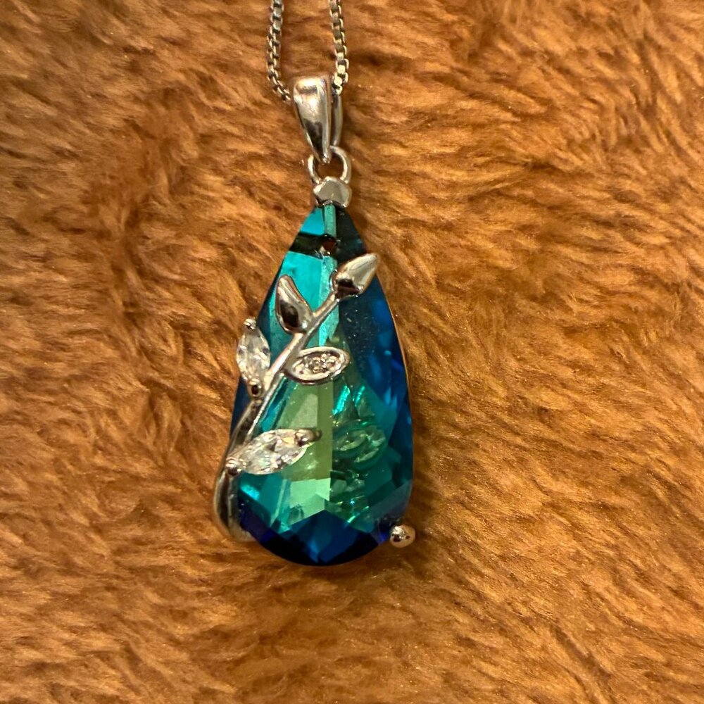 Green Ivy Necklace Pendant